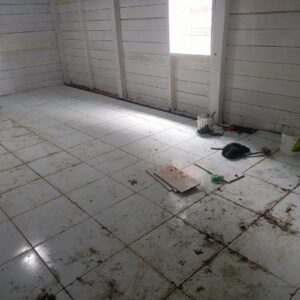 Pemasangan Tehel Lantai Gereja GPDI Diselesaikan Satgas TMMD 122 Kodim 0914