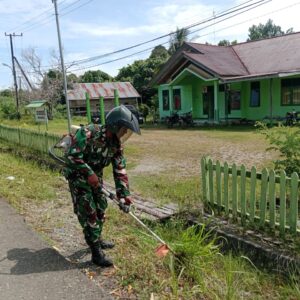 Satgas TMMD 122 Membersihkan Pekarangan Posramil-03 Sesayap Hilir