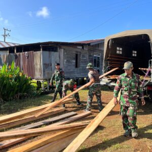 Material Kayu Terus Didatangkan Demi Percepatan Rehab RTLH TMMD 122 Kodim 0914/TNT Material Kayu Terus Didatangkan Demi Percepatan Rehab RTLH TMMD 122 Kodim 0914/TNT