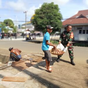 Satgas TMMD 122 Bersama Warga Melaksnakan Perbaikan Jembatan Koramil-01/SSY Satgas TMMD 122 Bersama Warga Melaksnakan Perbaikan Jembatan Koramil-01/SSY