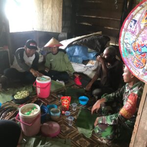 Kompak, Kebersamaan Satgas TMMD 122 Kodim 0914/TNT Dengan Masyarakat Desa Tideng Pale Kompak, Kebersamaan Satgas TMMD 122 Kodim 0914/TNT Dengan Masyarakat Desa Tideng Pale