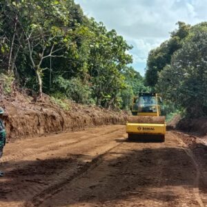 Bomag Diturunkan Untuk Pengerasan Jalan di Lokasi TMMD 122 Bomag Diturunkan Untuk Pengerasan Jalan di Lokasi TMMD 122