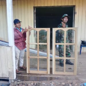 Bapak Pendeta Bantu Satgas TNMD 122 Pasang Jendela Gereja Bapak Pendeta Bantu Satgas TNMD 122 Pasang Jendela Gereja