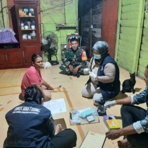 Satgas TMMD 122 Kodim 0914/TNT Lakukan Pendampingan Kesehatan Pengambilan Sampel Kaki Gajah di Desa Sambungan Selatan