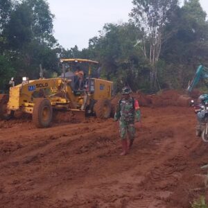 Pembukaan Badan Jalan di Sasaran Lokasi TMMD 122 Capai 45 Persen Pembukaan Badan Jalan di Sasaran Lokasi TMMD 122 Capai 45 Persen