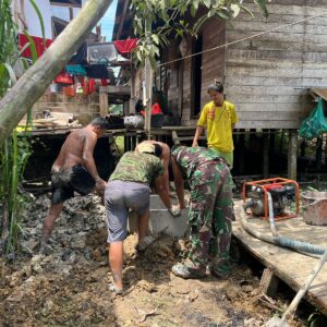 Satgas TMMD 122 Kodim 0914 Terus Melaksanakan Percepatan Rehab MCK 3 Pak Yohanes di Desa Sebidai Satgas TMMD 122 Kodim 0914 Terus Melaksanakan Percepatan Rehab MCK 3 Pak Yohanes di Desa Sebidai