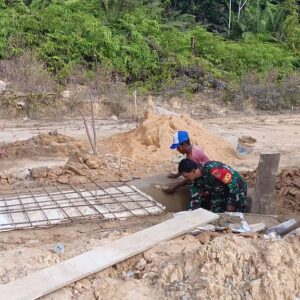 Satgas TMMD 122 Gotong Royong Pembuatan Gorong Gorong Jembatan Bersama Masyarakat Satgas TMMD 122 Gotong Royong Pembuatan Gorong Gorong Jembatan Bersama Masyarakat