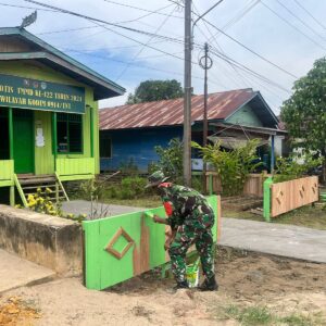 Satgas TMMD 122 Lakukan Pengecatan Pagar Poskotis Satgas TMMD 122 Lakukan Pengecatan Pagar Poskotis