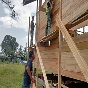 Pemasanag Dinding RTLH Bapak, Gatot Satgas TMMD 122 Kodim 0914/TNT Capai 49 % Pengerjaan Pemasanag Dinding RTLH Bapak, Gatot Satgas TMMD 122 Kodim 0914/TNT Capai 49 % Pengerjaan