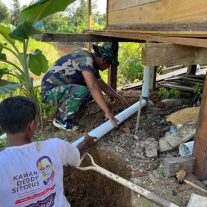 Satgas TMMD 122 Kodim 0914/TNT Laksanakan Penggalian Lobang dan Pemasanagan Pipa MCK Satgas TMMD 122 Kodim 0914/TNT Laksanakan Penggalian Lobang dan Pemasanagan Pipa MCK