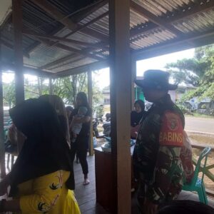 Kedekatan Satgas TMMD 122 dengan Masyarakat Desa Sebidai Kedekatan Satgas TMMD 122 dengan Masyarakat Desa Sebidai