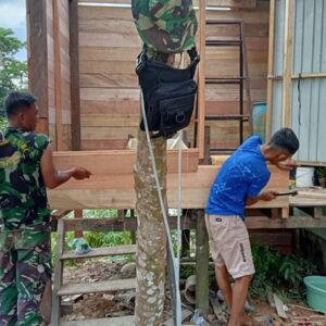 Dengan Semangat, Satgas TMMD 122 Kodim 0914/TNT Rehab MCK di Titik Sasaran Dengan Semangat, Satgas TMMD 122 Kodim 0914/TNT Rehab MCK di Titik Sasaran