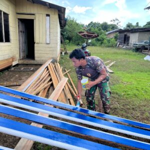 H+ 10, Satgas TMMD 122 Kodim 0914/TNT Melaksanakan Pengecatan Lis Gereja GPDI H+ 10, Satgas TMMD 122 Kodim 0914/TNT Melaksanakan Pengecatan Lis Gereja GPDI