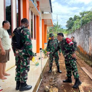 Dansatgas TMMD 122 Kodim 0914/TNT Tinjau Langsung Hasil Air Sumur Bor di Desa Limbu Sedulun Dansatgas TMMD 122 Kodim 0914/TNT Tinjau Langsung Hasil Air Sumur Bor di Desa Limbu Sedulun