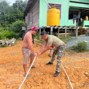 Pemasangan Pipa Sumur Bor Mulai Di Alirkan di Titik Sasaran TMMD 122 Kodim 0914/TNT Pemasangan Pipa Sumur Bor Mulai Di Alirkan di Titik Sasaran TMMD 122 Kodim 0914/TNT