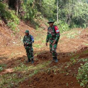 Dan SSK dan Koordinator Umum Mengecek Sasaran Fisik Pembukaan Jalan TMMD 122 Dan SSK dan Koordinator Umum Mengecek Sasaran Fisik Pembukaan Jalan TMMD 122