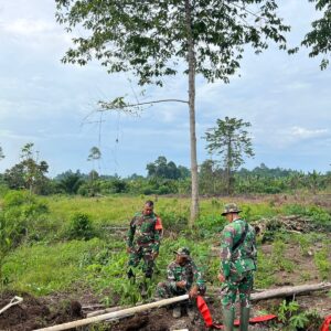 Gotong Royong Satgas TMMD 122 Melaksanakan Penyambungan Aliran Air ke Sawah Gotong Royong Satgas TMMD 122 Melaksanakan Penyambungan Aliran Air ke Sawah