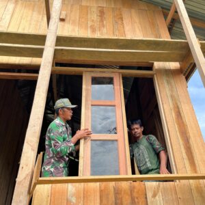 Capai 88 Persen, Satgas TMMD 122 Pasang Jendela RTLH Bapak Jimmy Capai 88 Persen, Satgas TMMD 122 Pasang Jendela RTLH Bapak Jimmy