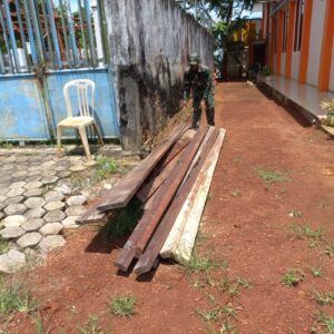 Material Kayu Didrop Satgas TMMD 122 Guna Pembuatan Rangka Tandon Air Material Kayu Didrop Satgas TMMD 122 Guna Pembuatan Rangka Tandon Air