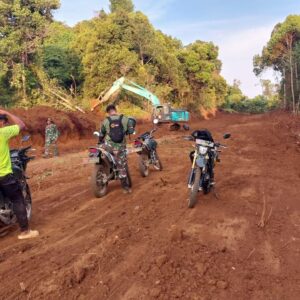Terus Semangat Pembukaan Badan Jalan Program TMMD Sudah Capai 76 Persen Terus Semangat Pembukaan Badan Jalan Program TMMD Sudah Capai 76 Persen