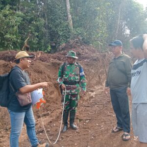 Satgas TMMD 122 Kodim 0914/TNT Dampingi Anggota PU ke Tititk Sasaran Fisik Pembukaan Badan Jalan di Desa Sebidai