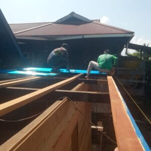 H + 13, Satgas TMMD 122 Kodim 0914/TNT Laksanakan Pemasangan Seng Gereja GPDI Desa Sebidai