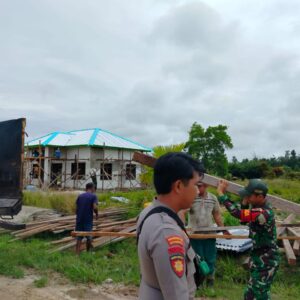 Sinergitas TNI Polri dan Warga Di Titik Sasaran 122 Kodim 0914/TNT Sinergitas TNI Polri dan Warga Di Titik Sasaran 122 Kodim 0914/TNT