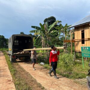 Satgas TMMD 122 Kodim 0914/TNT Suplai Material Kayu Percepat Rehab RTLH Bapak Gatot Satgas TMMD 122 Kodim 0914/TNT Suplai Material Kayu Percepat Rehab RTLH Bapak Gatot