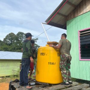 Satgas TMMD 122 Laksanakan Pemasangan Pipa Air Pada Tandon Sumur Bor 3 Desa Mendupo