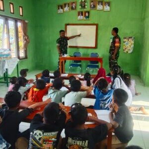 Satgas TMMD 122 Melaksanakan Pembelajaran Matematika Metode Gasing pada Anak-Anak Desa Tana Merah