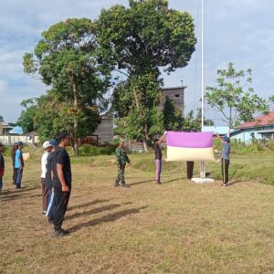 Satgas TMMD Melaksanakan Pelatihan Pengibaran Bendera kepada Siswa Siswi Desa Sebidai
