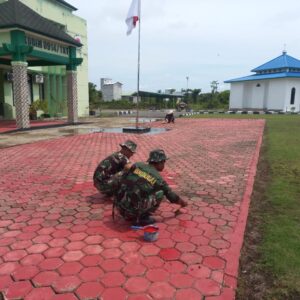 Pengecatan Paving Blok Kodim 0914/TNT Persiapan Penutupan TMMD 122