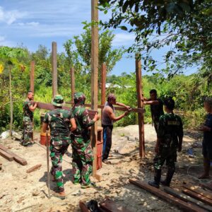 Satgas TMMD 122 Melaksanakan Pembuatan Rangka Tondon Penampungan Air Bersih di Desa Buong Baru Kampung Kasai