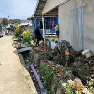 Bersama Warga Satgas TMMD 122 Gotong Royong Penggalian Pipa Air Bersih