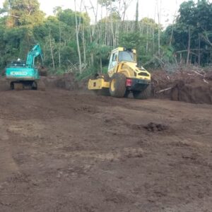 Exavator dan Bomag Membuat Parit dan Memadatkan Jalan di Sasaran Lokasi TMMD Exavator dan Bomag Membuat Parit dan Memadatkan Jalan di Sasaran Lokasi TMMD