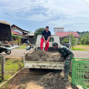 Satgas TMMD 122 Turunkan Material Pasir Untuk Perbaikan Poskotis di Desa Sebidai Satgas TMMD 122 Turunkan Material Pasir Untuk Perbaikan Poskotis di Desa Sebidai