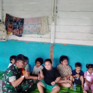 Tak Kenal Lelah Satgas TMMD 122 Mengajari Anak-Anak Sebidai Menghitung di sela Istirahatnya Tak Kenal Lelah Satgas TMMD 122 Mengajari Anak-Anak Sebidai Menghitung di sela Istirahatnya