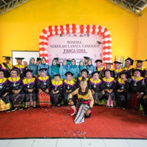 Wisuda Puluhan Lansia, “Usia Bukan Jadi Penghalang Untuk Mencari Ilmu