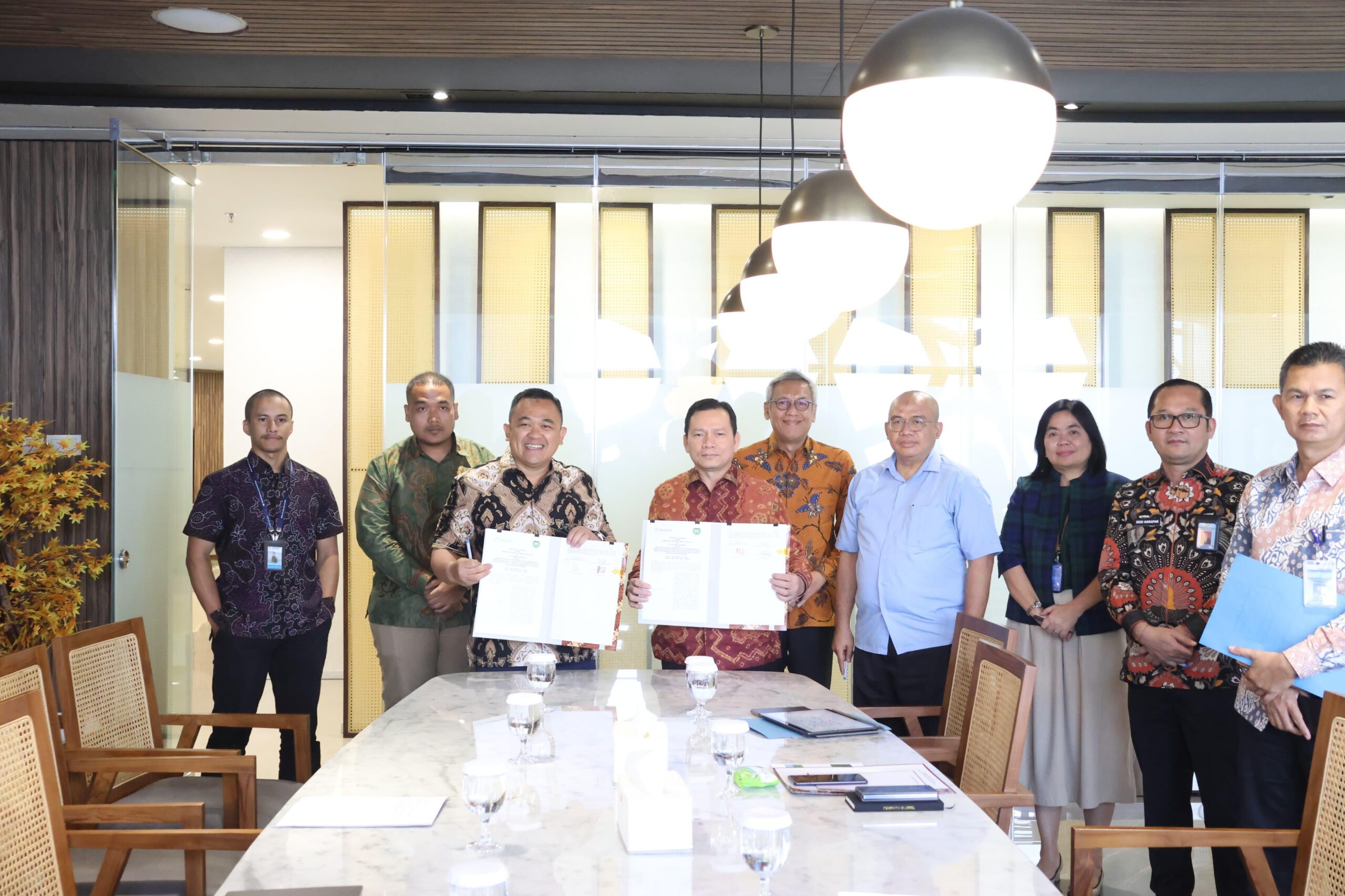 Pj Gubernur Elen Setiadi Teken MoU Dokumen Usulan Perencanaan Pengembangan Kawasan Sawah Rawa Pasang Surut Tanah Mineral di Sumsel Sebagai PSN