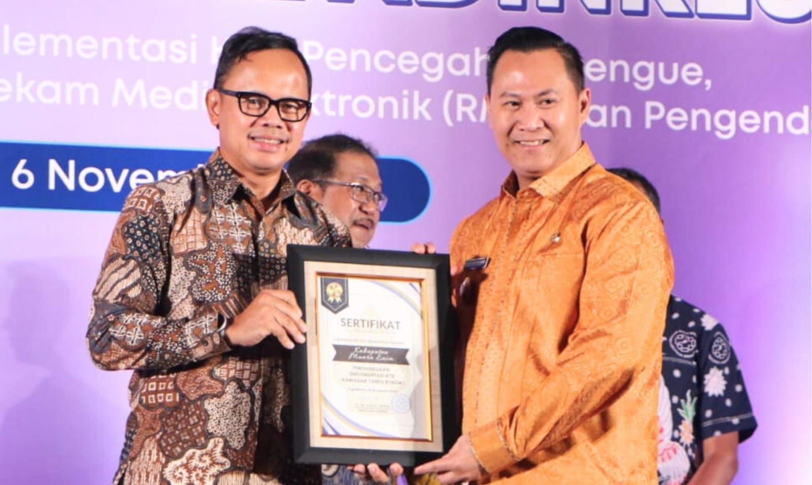 Pelopori Desa Bebas Asap Rokok di Muara Enim, Pj Bupati Muara Enim Terima Penghargaan Adinkes