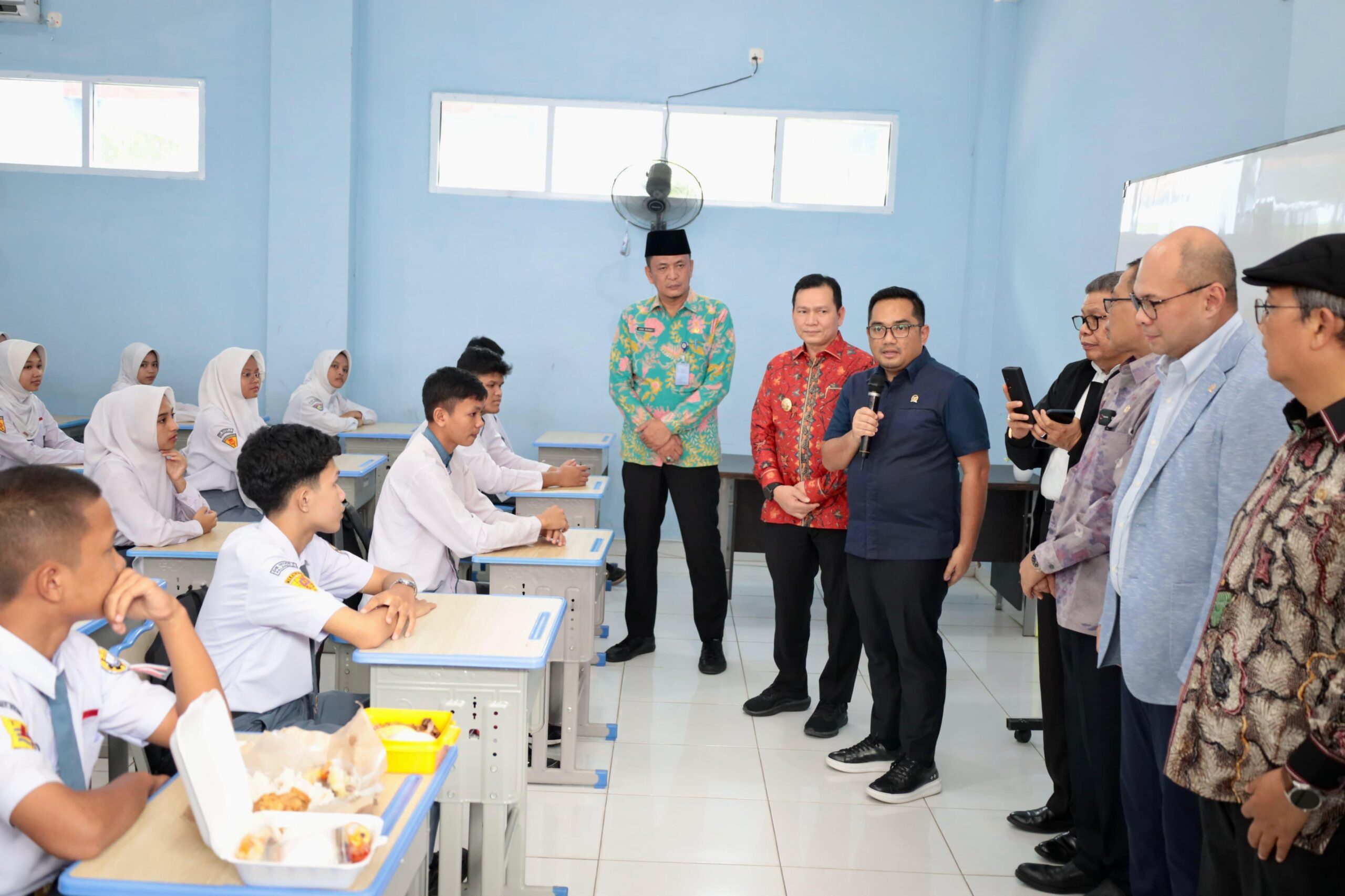 Komisi II DPR RI Tinjau Simulasi Program Makan Bergizi Gratis di SMK Negeri 2 Palembang