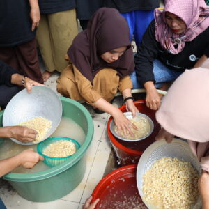 Bukit Asam (PTBA) dan IZI Berdayakan Masyarakat Desa Prabu Menang Lewat Usaha Tempe