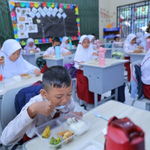 Sekda Palembang Aprizal Hasyim Tinjau Pelaksanaan Program Makan Gizi Gratis di SDN 25