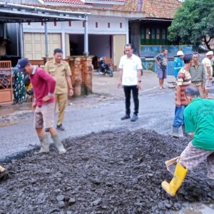 Peduli Keselamatan, Camat Sanga Desa dan Warga Gotong Royong Timbun Jalan Rusak di Lintas Lubuk Linggau - Sekayu Peduli Keselamatan, Camat Sanga Desa dan Warga Gotong Royong Timbun Jalan Rusak di Lintas Lubuk Linggau – Sekayu