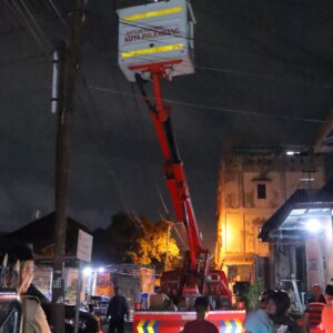 Wujudkan Palembang Terang Benderang, Wawako Prima Salam Tinjau Perbaikan Lampu Jalan