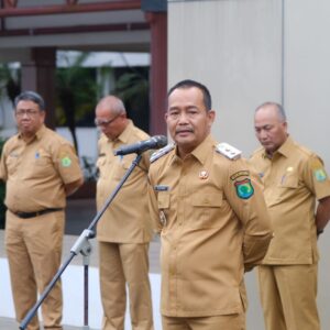 Perdana Pimpin Apel Pagi, Wakil Bupati Rohman Minta ASN Terus Tingkatkan Pelayanan dan Kedisiplinan Perdana Pimpin Apel Pagi, Wakil Bupati Rohman Minta ASN Terus Tingkatkan Pelayanan dan Kedisiplinan