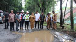 Wakil Bupati Muara Enim Cek Jalan Rusak dan Desak Perusahaan Batubara Segera Perbaiki