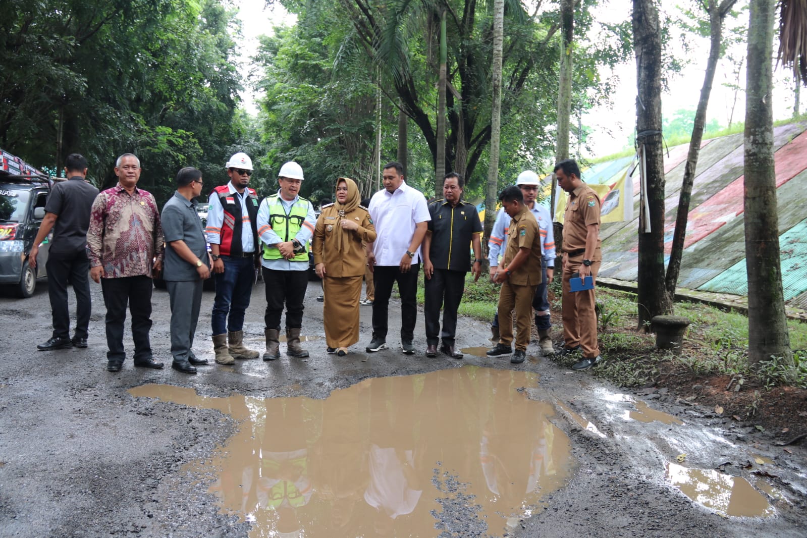 Wakil Bupati Muara Enim Cek Jalan Rusak dan Desak Perusahaan Batubara Segera Perbaiki