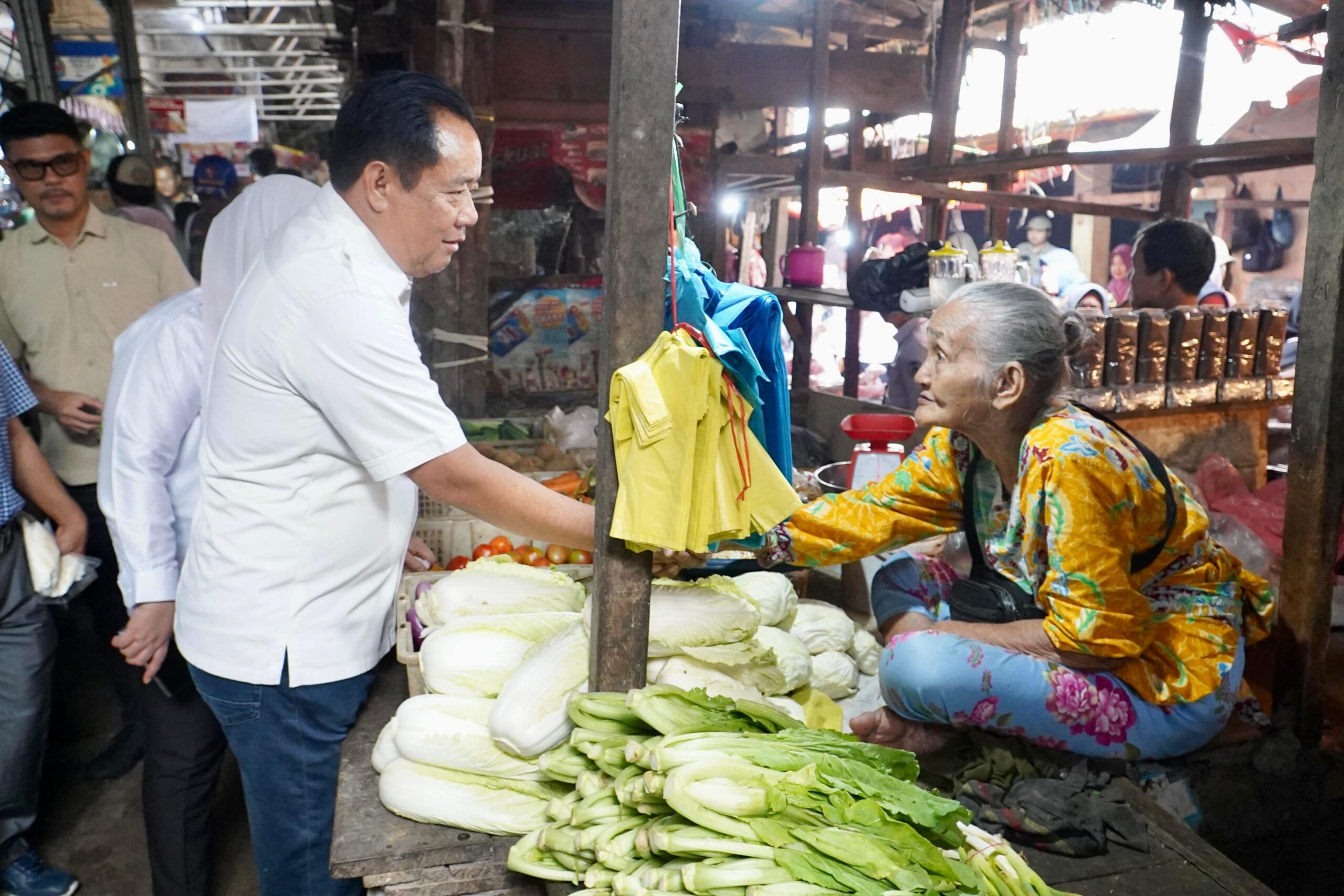 Pastikan Harga Kebutuhan Pokok Stabil Jelang Ramadhan, Cik Ujang Tinjau Pasar KM5 Palembang