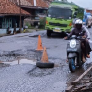 Peduli Keselamatan, Camat Sanga Desa dan Warga Gotong Royong Timbun Jalan Rusak di Lintas Lubuk Linggau - Sekayu Peduli Keselamatan, Camat Sanga Desa dan Warga Gotong Royong Timbun Jalan Rusak di Lintas Lubuk Linggau – Sekayu